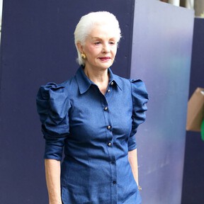 Así son los pantalones acampanados negros inspirados en Carolina Herrera que mejor combinan con blusas este verano 2026