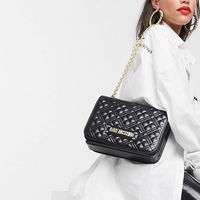 Este Love Moschino es el bolso más práctico y atemporal que puedes comprar ahora mismo rebajadísimo