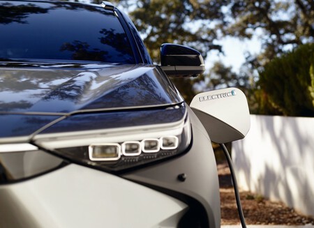 Estudio revela que el 66% de los encuestados sigue creyendo que los coches eléctricos llevan un motor de gasolina