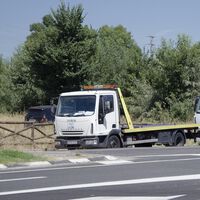 "Nadie se quería hacer cargo del coche". Tres días han tardado en mover un coche eléctrico accidentado en Vizcaya. Los gruistas no sabían cómo moverlo de forma segura