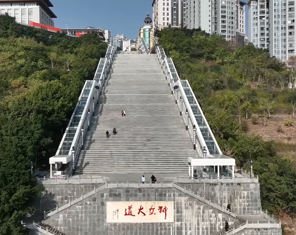 Subir al barrio de Gaotang era como escalar 80 pisos: Wushan lo soluciona con la escalera mecánica más larga del mundo