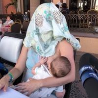 Un hombre le pidió que se cubriera para amamantar, y así lo hizo 