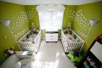 Una habitación infantil en verde para gemelos 