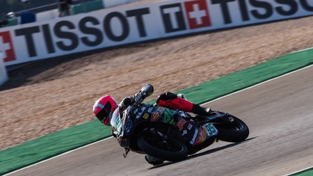 Scott Deroue gana en Portimao para aplazar el título de Manu González en Supersport 300