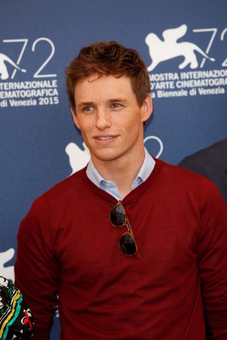 A los pantalones blancos aún les queda vida, lo dice Eddie Redmayne