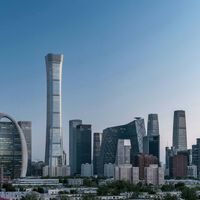 Los rascacielos de China han creado una nueva necesidad y más empleos. La comida debe llegar a los trabajadores de los últimos pisos