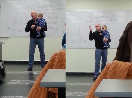 Profesor con bebé en brazos