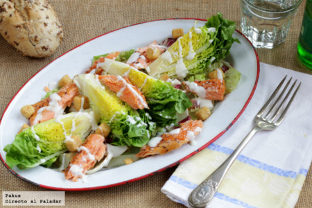 Ensalada de cogollos de lechuga con salmón al vapor y salsa de queso azul