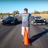 Hoy, en comparaciones imposibles: el Ford Mustang Hoonicorn de Ken Block y sus 1.400 CV destrozan al McLaren Senna Merlin en vídeo