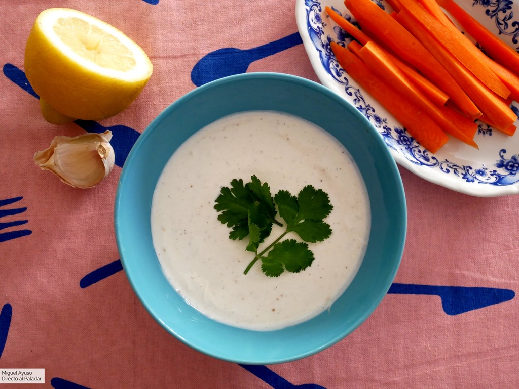 Receta básica de salsa de yogur para acompañar ensaladas, verduras o carnes