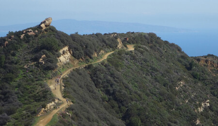 El Backbone Trail atravesando las montañas de Santa Mónica