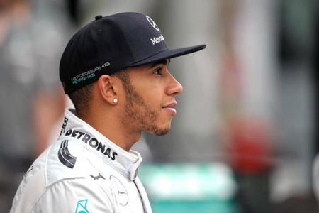 Lewis Hamilton prueba suerte en la música (actualizada)