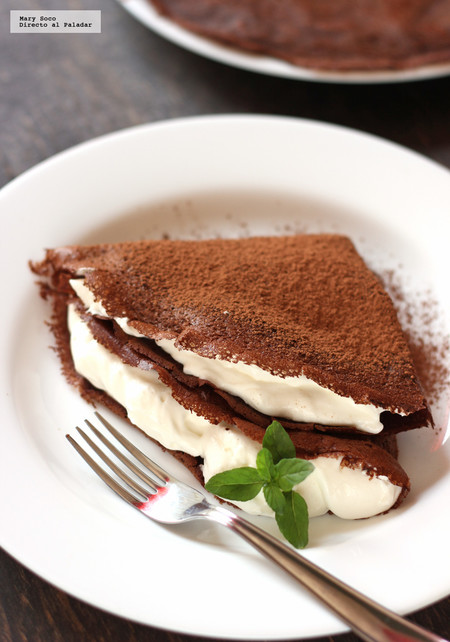 Crepas de chocolate rellenas de crema a la menta. Receta
