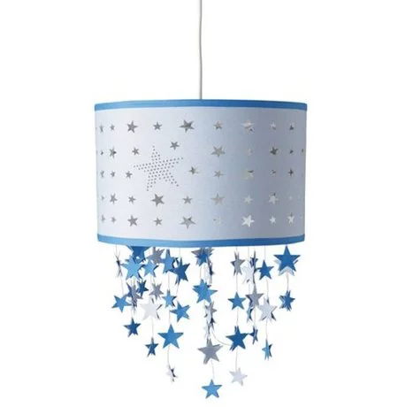 Lámpara con estrellas colgantes para un dormitorio infantil