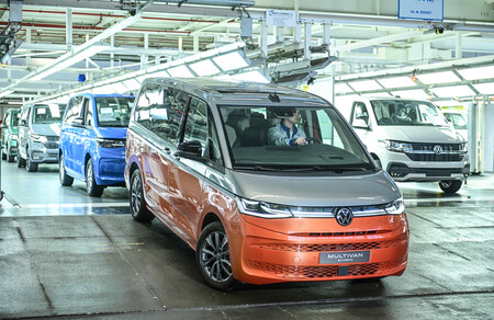 La Volkswagen Multivan T7 empieza a salir del horno: la emblemática furgoneta familiar híbrida enchufable, reinventada