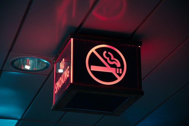 Foto de una señal de prohibido fumar