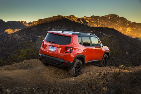 Jeep mejora el equipamiento del Renegade para 2018 y altera ligeramente su interior