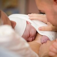La hermosa sorpresa de un hombre para apoyar a su mujer durante el parto, que nos ha emocionado