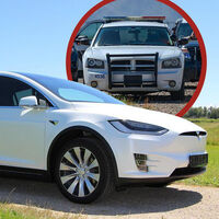 Se echó una siesta durante 40 km gracias al piloto automático de Tesla. La policía estuvo 26 kilómetros intentando frenarlo