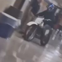 Una broma lleva a este chaval de clase a la cárcel por conducir una moto en los pasillos del instituto