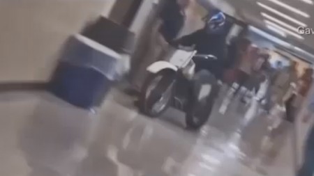 Una broma lleva a este chaval de clase a la cárcel por conducir una moto en los pasillos del instituto