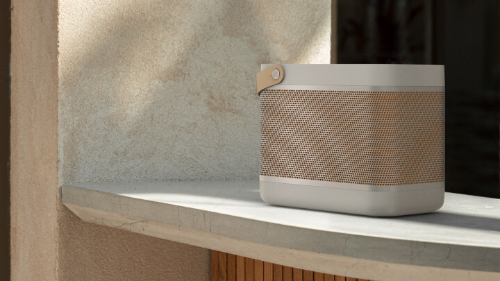 Bang & Olufsen presenta el Beolit 20, la renovación de su altavoz clásico ahora tiene cargador Qi y hasta 37 horas de batería
