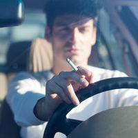Sanidad estudia prohibir que se fume en coches donde viajen niños