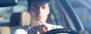 Sanidad estudia prohibir que se fume en coches donde viajen niños