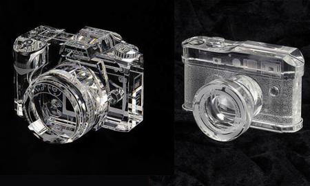 Aquí tienes el regalo perfecto para un apasionado por la fotografía: una réplica en cristal de su cámara favorita