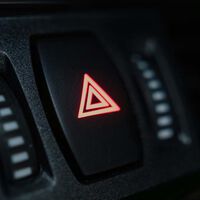 El código de luces entre conductores que puede servir para alertar o dar las gracias. La DGT dice que es ilegal