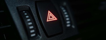 El código de luces entre conductores que puede servir para alertar o dar las gracias. La DGT dice que es ilegal