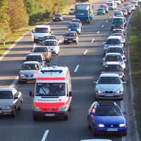 Ya en vigor: España cambia las normas y prohíbe a los conductores quedarse en el carril central si hay mucho atasco