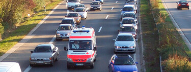 Ya en vigor: España cambia las normas y prohíbe a los conductores quedarse en el carril central si hay mucho atasco