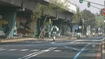 ... y el policía se comió el badén