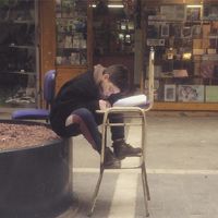 Un niño de 12 años estudia en la calle mientras sus padres trabajan y saca sobresalientes, un ejemplo inspirador