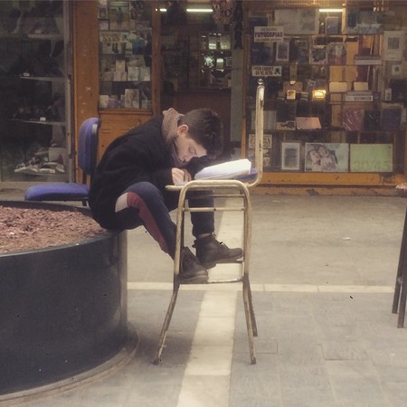 Un niño de 12 años estudia en la calle mientras sus padres trabajan y saca sobresalientes, un ejemplo inspirador