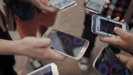 El Samsung Galaxy S4 en color marrón hace su aparición en un vídeo promocional