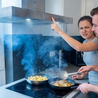 El mejor momento para encender y apagar la campana extractora de tu cocina: así evitarás que se llene todo de humo, grasa y olores