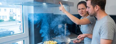 El truco para que no se llene la cocina de humo al cocinar no es comprar una campana extractora más potente. Esta es la clave