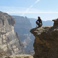 La ruta del Gran Cañón de Omán: asomarse a las Montañas del Sol acompañado de unas "guardianas" muy especiales 