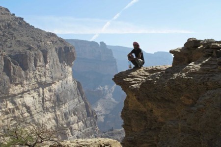 La ruta del Gran Cañón de Omán: asomarse a las Montañas del Sol acompañado de unas "guardianas" muy especiales