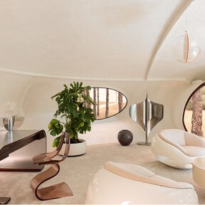 Brad Pitt compra en Girona una casa prefabricada con forma de OVNI, la desmonta y se la lleva a California