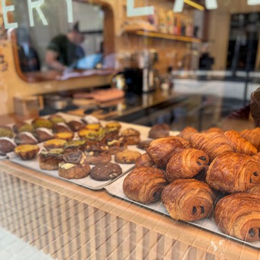 La pastelería vegana de Barcelona donde nadie sabe qué pedir de lo rico que está todo: "Queremos que sea inclusiva, pero sobre todo que sea buena"