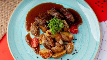 Puré de papa rústico: Con un toque de mantequilla y ajo rostizado. El puré absorbe de maravilla el exceso de salsa.  Ensalada de manzana navideña: Un clásico en México. La acidez de la manzana verde y la textura de la nuez contrastan perfecto con el cerdo.  Papas al horno con romero: Cortadas en gajos, doradas por fuera y suaves por dentro.