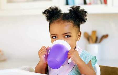 Este vaso con asas es ideal para los peques de la casa: no gotea, se cierra automáticamente y es el más vendido en Amazon