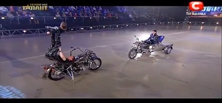 Usos que no pensábamos de una moto: acrobacias con una Ural