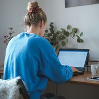 A una mujer la despidieron tras 18 años en su trabajo: la empresa controlaba sus actividades y sabía cuánto tiempo pasaba frente a su PC 