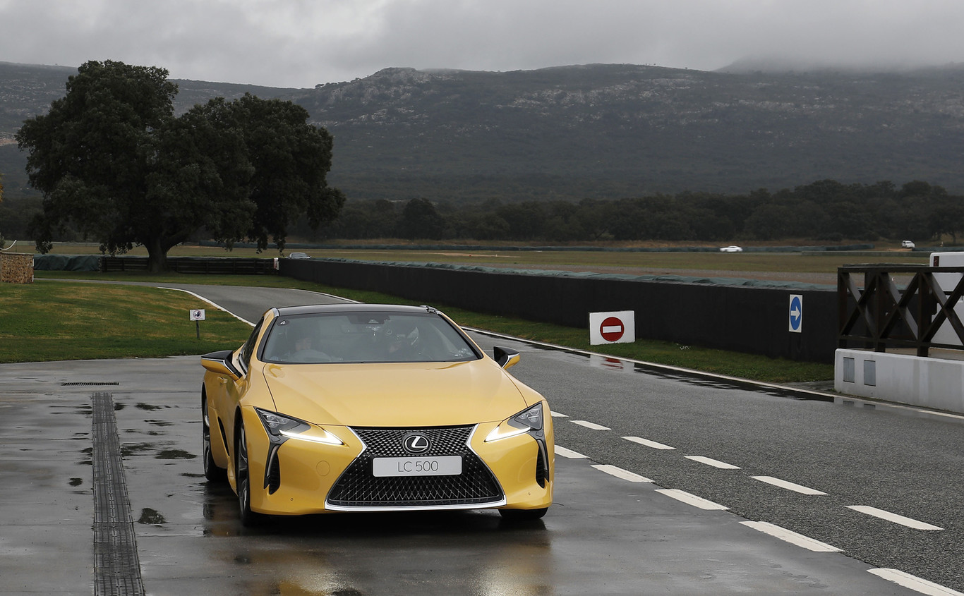 Al volante de los Lexus LC 500 y LC 500h: aperitivo de un lujoso y espectacular coupé, híbrido o V8