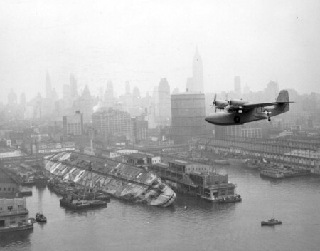 Um Grumman Widgeon da Guarda Costeira sobrevoa os destroços do Lafayette em Nova York, em 1943.