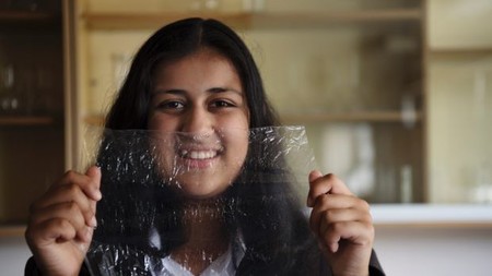 Una chica de 16 años crea un nuevo plástico biodegradable hecho con gambas